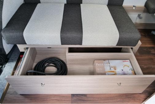 充電ケーブル・カセットコンロ入れ